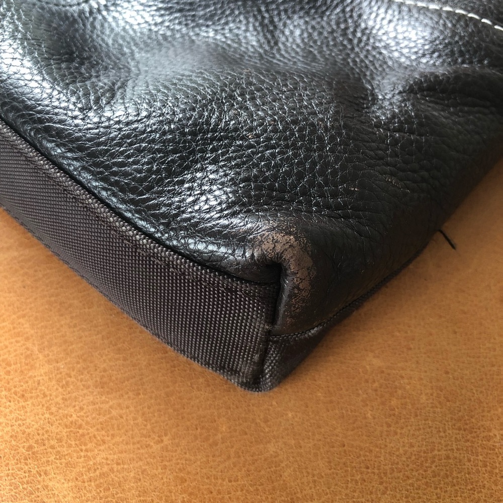 Roots Crossbody Messenger Bag - Pebbled Leather - As New Condition - Picture 7 of 8